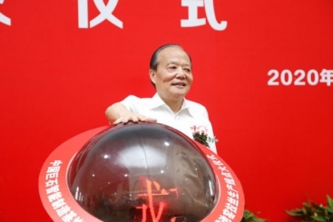 中國巨石智能制造基地第二條年產(chǎn)15萬噸玻纖生產(chǎn)線勝利點火